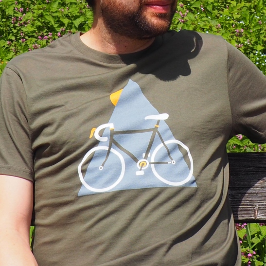 <i>Bike & hike</i> -kuvitus t-paidassa